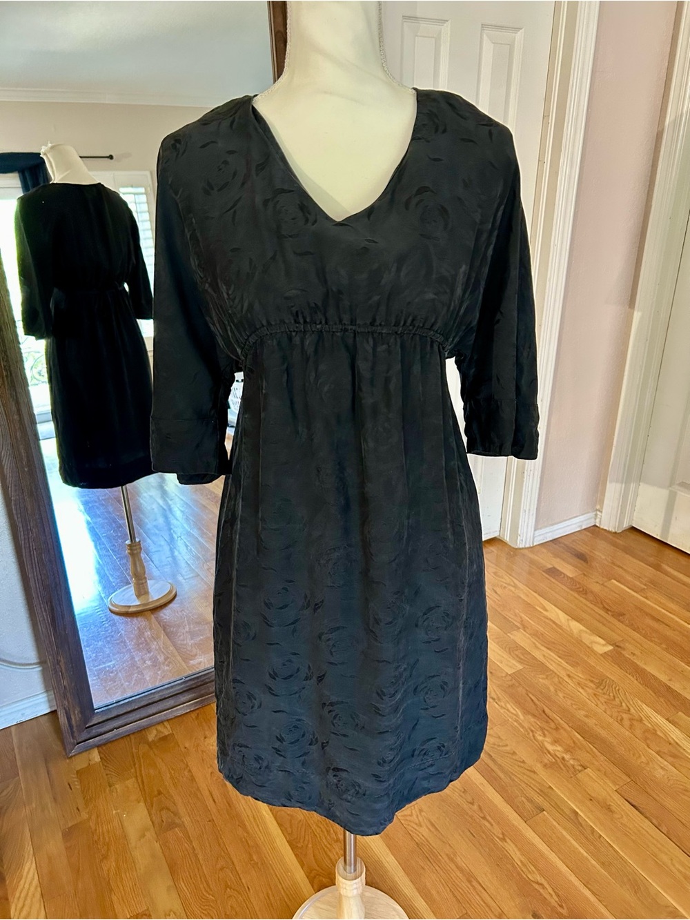 Vince Black Jacquard Floral Silk Knee Length Dress in Women’s Small